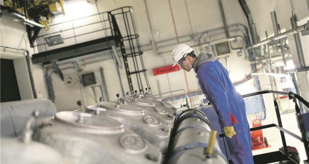 Un technicien observant l'un des diesels de secours de la centrale de Cattenom. L'état de ces immenses groupes électrogènes fait polémique. (photo EDF)