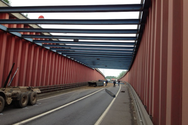 Après avoir heurté les poutrelles, la benne a été arrachée du camion. (photo police grand-ducale)