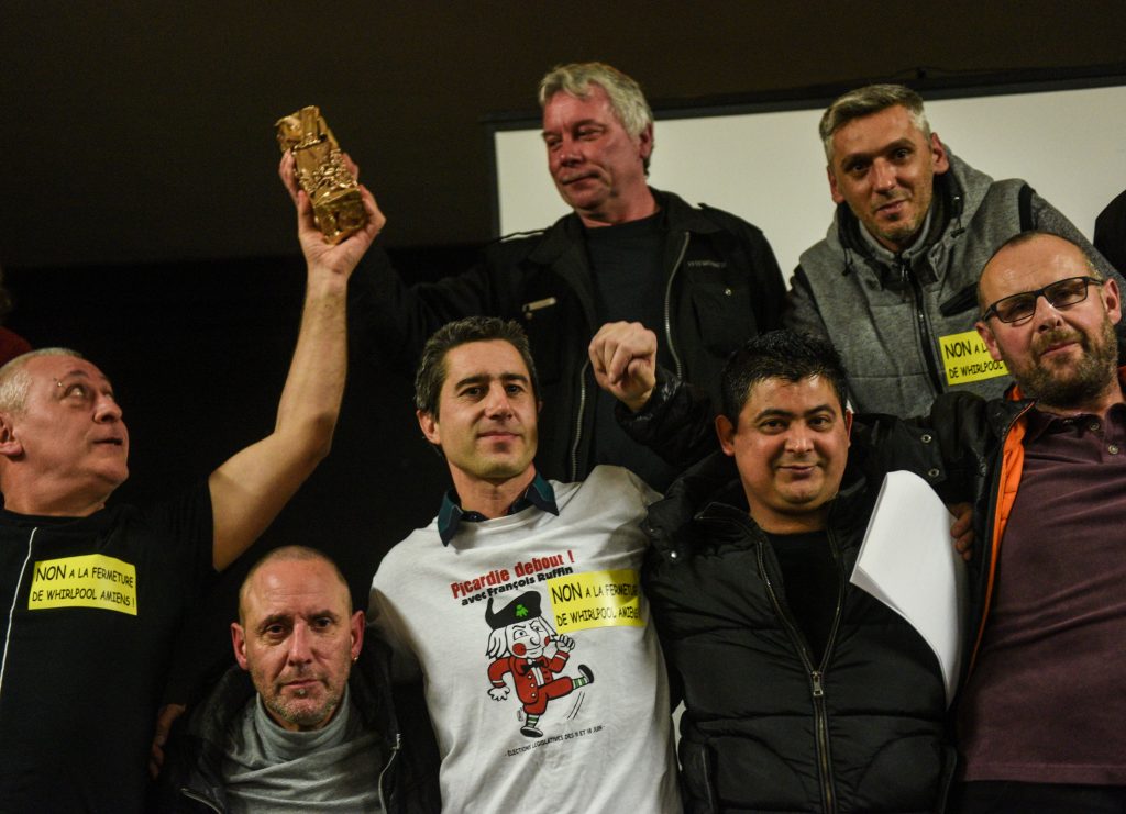Le journaliste François Ruffin a remis vendredi soir son César du meilleur documentaire pour "Merci Patron!", reçu le 24 février, à des ouvriers de l'usine Whirlpool. (photo AFP)