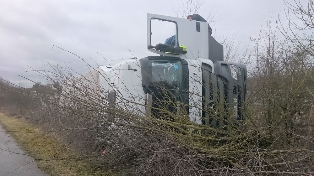 Le chauffeur a pu se hisser du camion par la portière du conducteur. (photo S.A.)