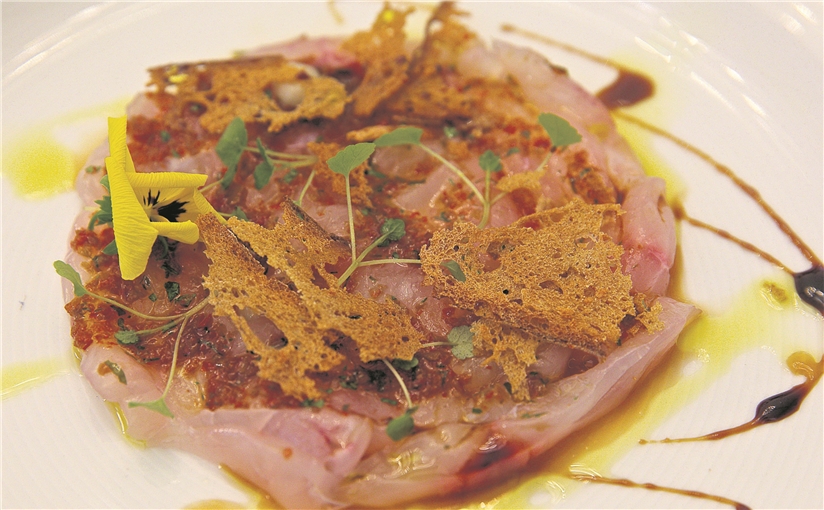 Le crudo de bar de ligne et sa vinaigrette thaï et citron vert, qui relève délicatement ce grand moment de fraîcheur... (photo JC Ernst)