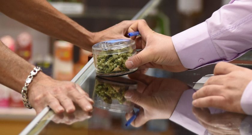 La ministre de la Santé, Lydia Mutsch, avait évoqué que le cannabis médical pourrait être délivré, entre autres, sous la forme de fleurs de marijuana à fumer, à inhaler donc. (illustration AFP)