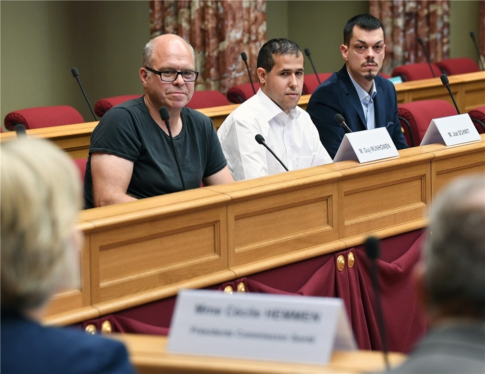 La pétition de Joé Schmit (au c.) demandant à légaliser le cannabis récréatif a récolté près de 7500 signatures. (photo : Hervé Montaigu)