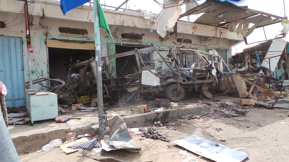 L'épave du bus détruit par la frappe aérienne de la coalition. (Photo : AFP)