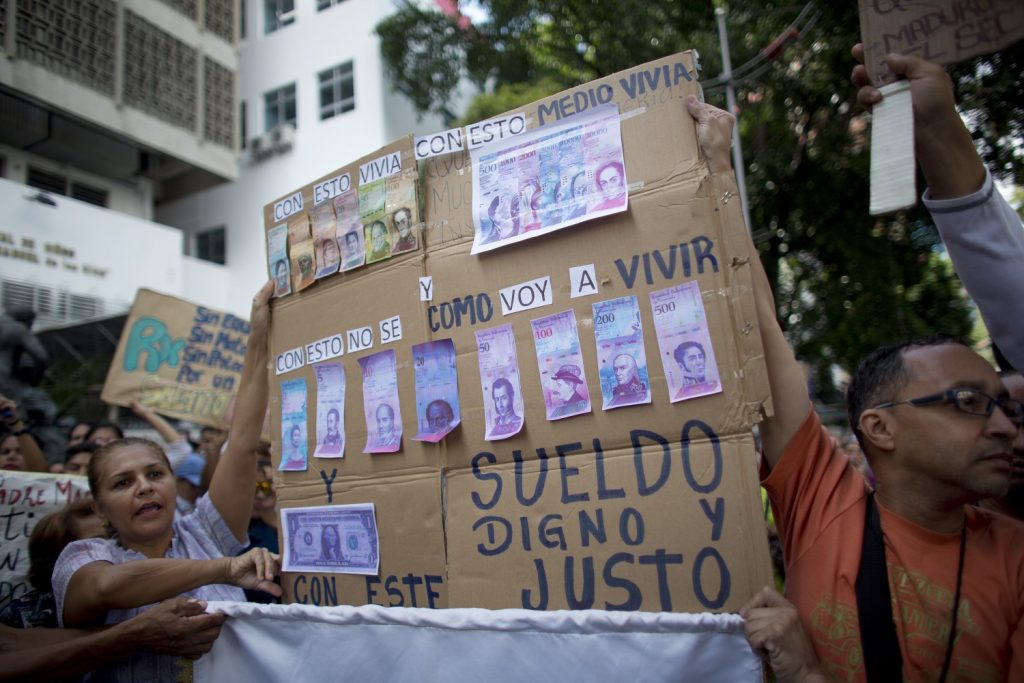 Une manifestation, jeudi à Caracas, pour protester contre la dévaluation de la monnaie et le coût élevé de la vie au Venezuela. (Photo : AFP)