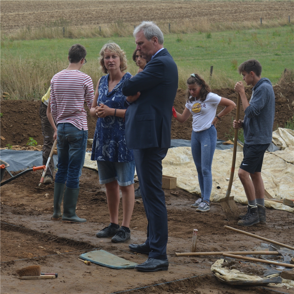 L'ambassadeur des Pays-Bas a admiré le travail de ses compatriotes. (Photo : Sophie Kieffer) 