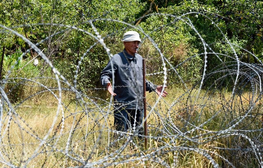 Debout dans une prairie dans la chaleur étouffante, Dato Vanishvili, 84 ans, regarde à travers une clôture de barbelés dressée par les soldats russes et ossètes et soupire : "C'est comme vivre dans une prison, ici." (Photo : AFP)