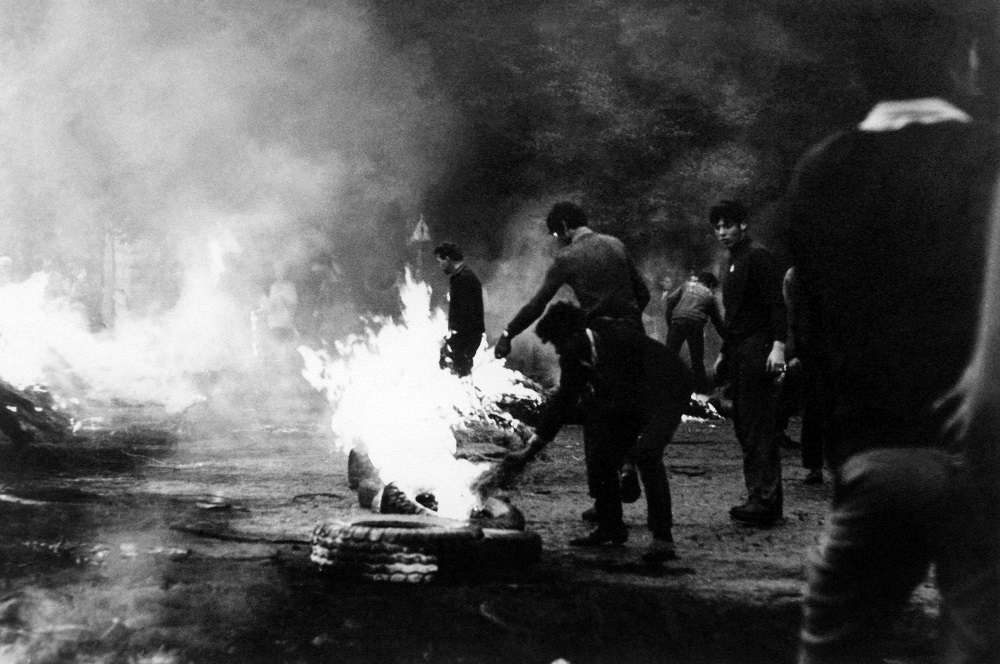 Des individus brûlent des pneus dans une rue pendant les affrontements entre les manifestants et les troupes et les chars du Pacte de Varsovie, qui ont envahi la Tchécoslovaquie pour écraser la soi-disant réforme du Printemps de Prague et rétablir un régime totalitaire. (Photo : AFP)