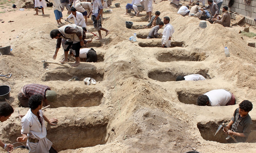 Des Yéménites creusent des tombes pour les enfants qui ont été tués lors de l'attaque aérienne de la coalition saoudienne. (Photo : AFP)