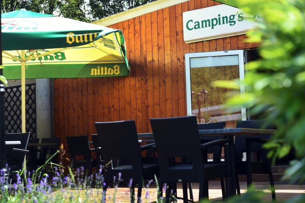 La terrasse du camping d'Esch, toute en bois, un air de vacances délicieux (Photo : Isabella Finzi).