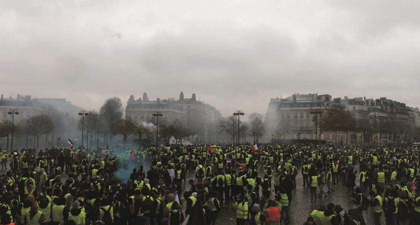 Gilets Jaunes échauffourées Près Des Champs élysées Le